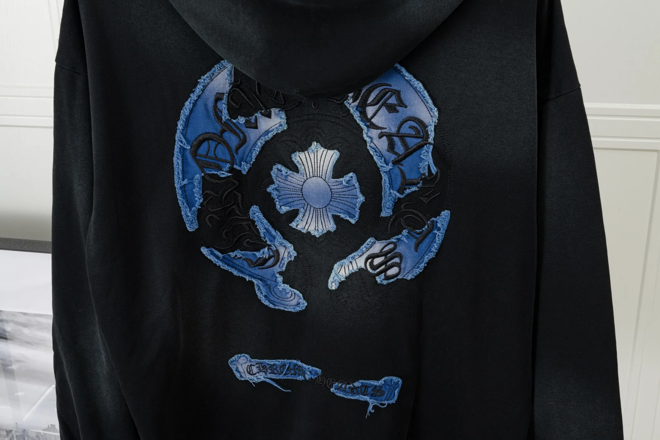 P310 CHROME HEARTS Hooded Sweatshirt - Size: XS, S, M, L - Color: Navy blue, white, black. Made of comfortable and skin-friendly fabrics, it feels unrestricted when worn. The details are finely crafted and the colors are harmonious. The back is embroidered with classic Crocodile heart elements, making it highly recognizable and trendy. Strictly controlled from material selection to production, it is a dazzling item that highlights personality and quality and interprets trendy attitude.